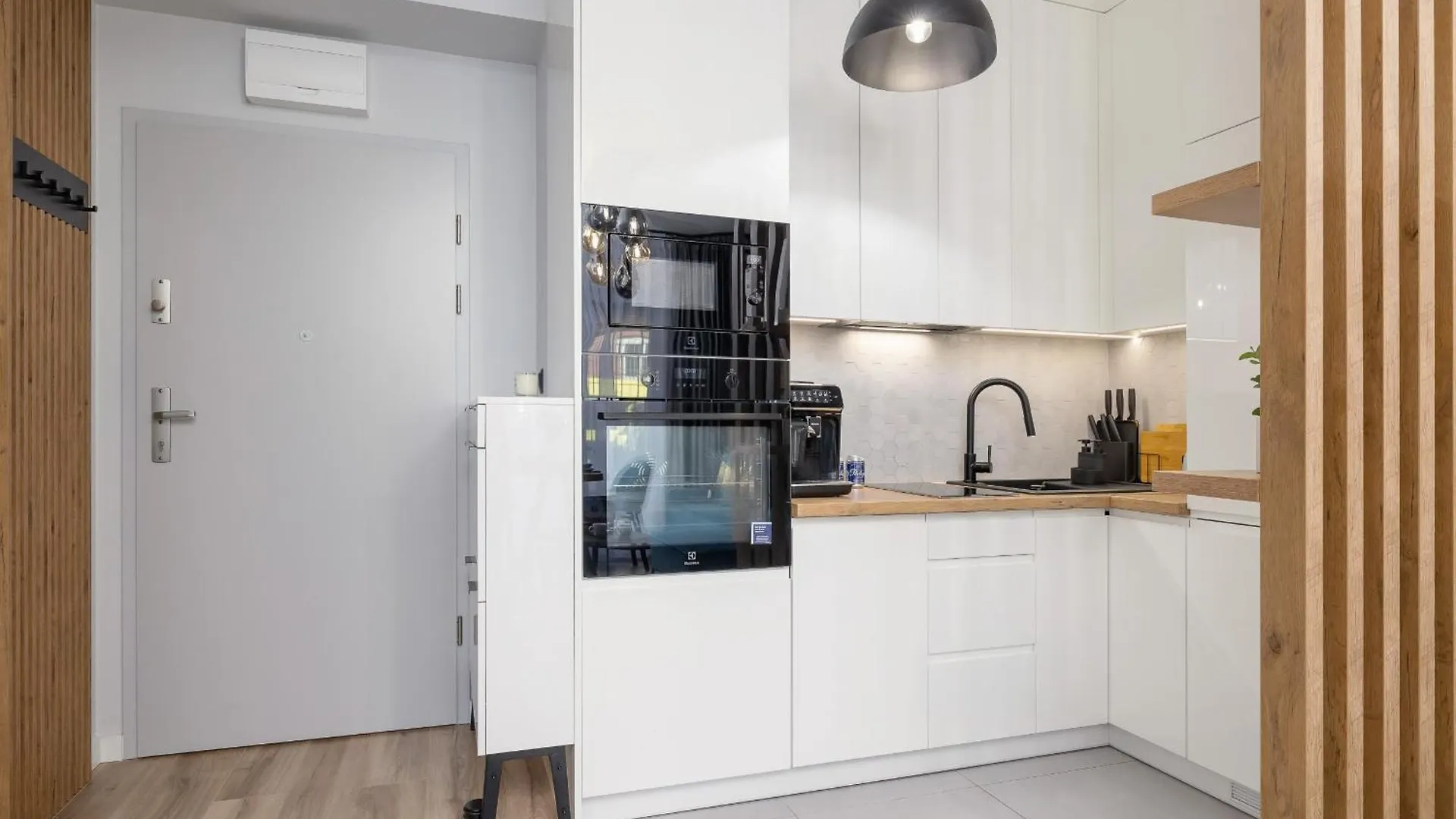 Lux Krakow Apartment With Parking & Ac Just 1,5 Km From Main Square By Renters Prestige Poland